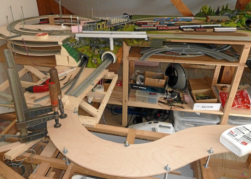 179 Trasse Hoher Ennder.JPG - Die neue Trasse: Haupt- und Nebenstrecke schlängeln sich entlang der Enn